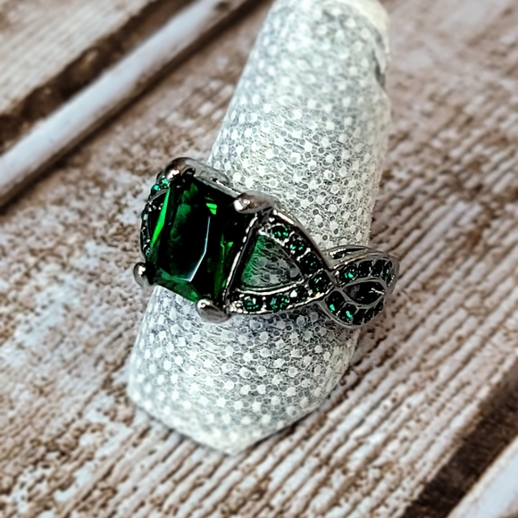 Women's Ring Size 8 - Picture 2 of 4